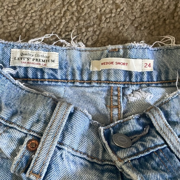 Levi’s Wedgie Shorts - Picture 3 of 3